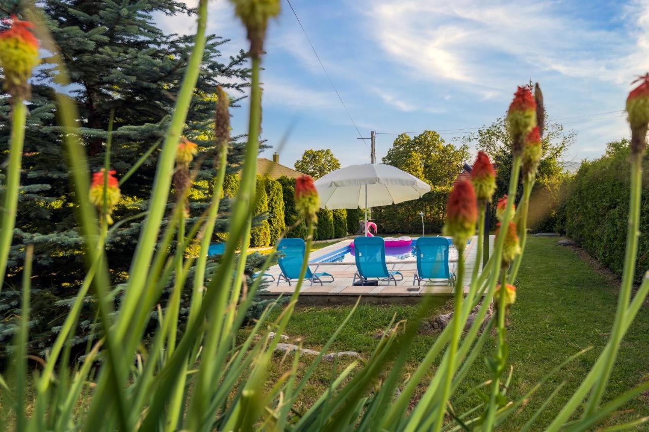 Villa Tratea - With A Heated Pool Tomici Exteriér fotografie
