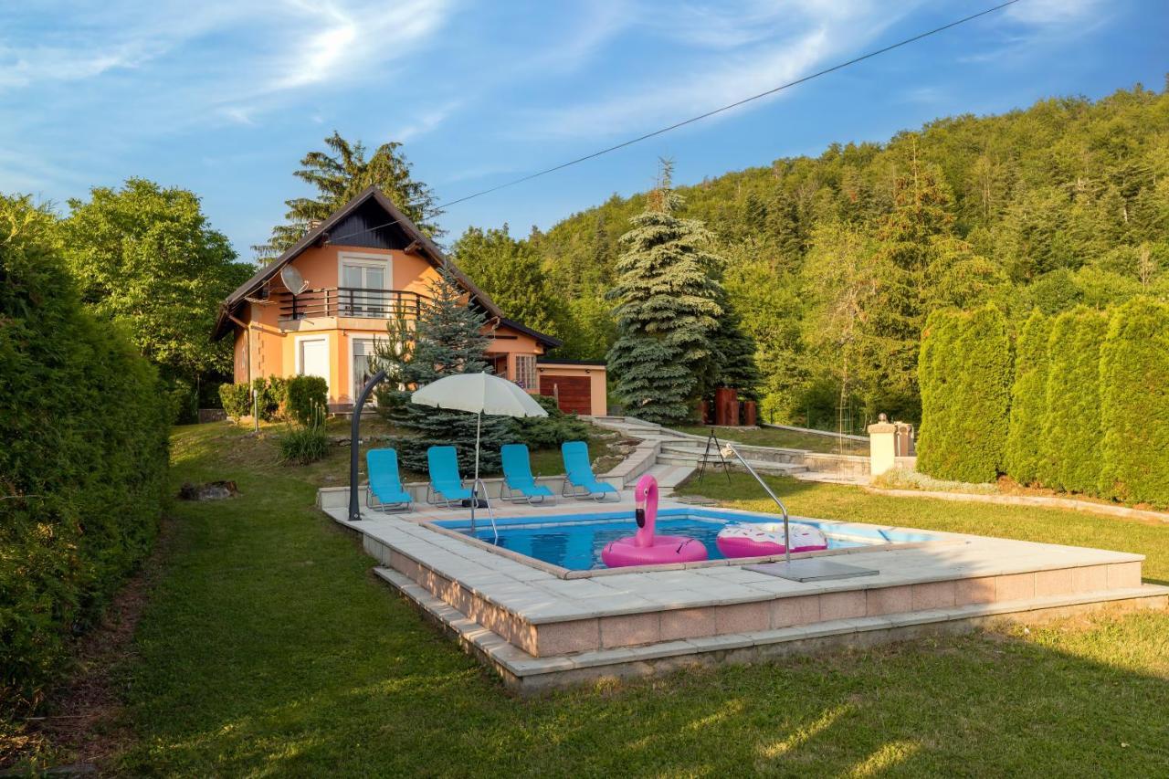 Villa Tratea - With A Heated Pool Tomici Exteriér fotografie